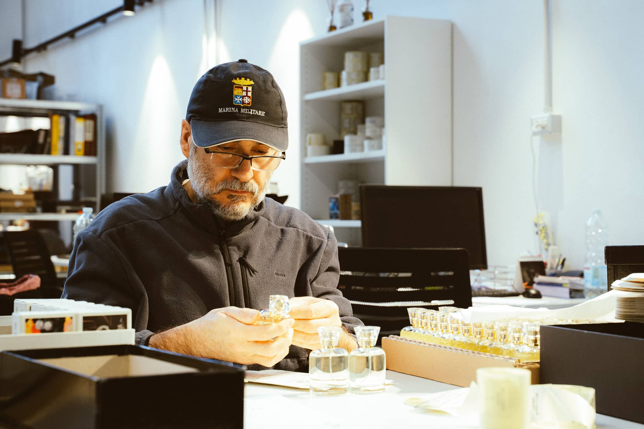 Manuelle Etikettierung eines Onore Parfums – jedes Detail entsteht mit Liebe zum Handwerk