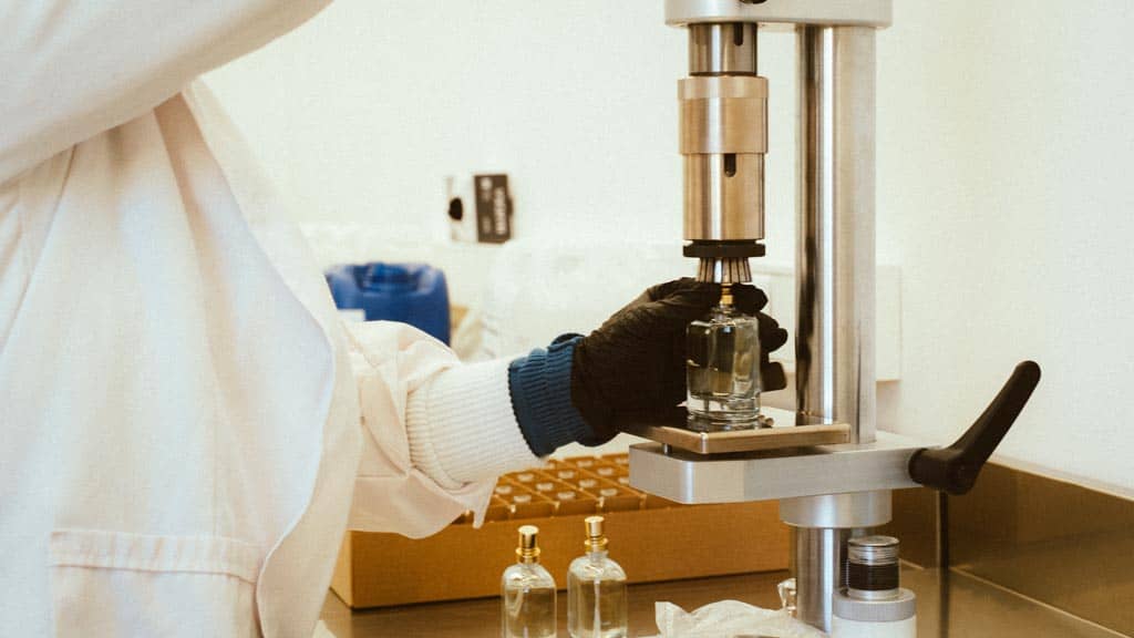 Qualitätskontrolle in der Produktion – jeder Onore Duft wird mit größter Sorgfalt geprüft und verfeinert