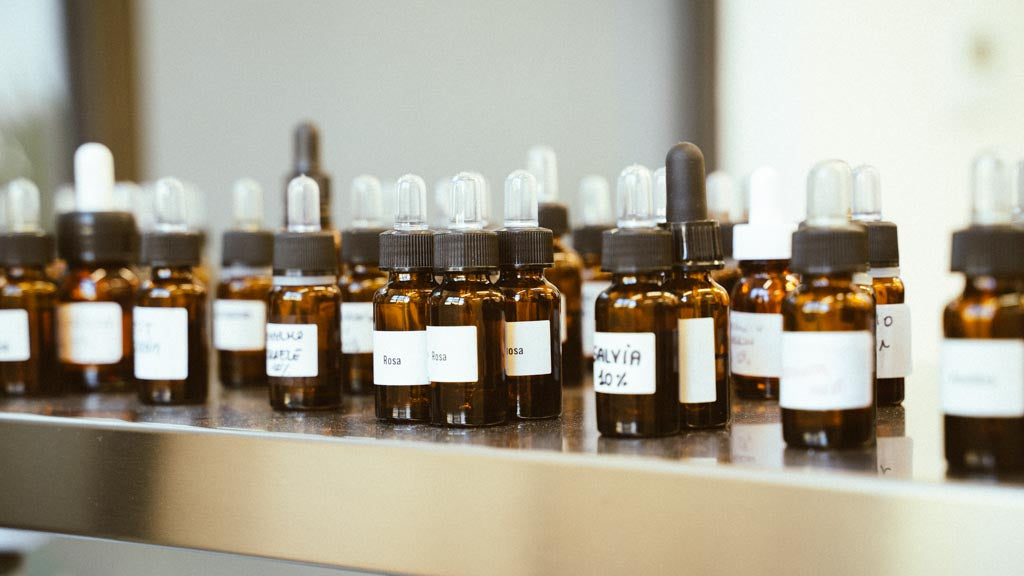Duftkomposition im Labor – Entwicklung eines Onore Parfums durch präzise Mischung natürlicher Duftöle